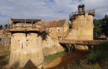 Budowa XIII-wiecznego zamku w obecnych czasach. Francja.