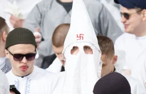 Białe kaptury ze swastykami i koszulki z Hitlerem na stadionie w Kijowie