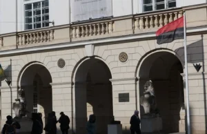 Banderowska flaga zawisła przed urzędem we Lwowie