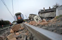 Proszę zachować ostrożność i odsunąć się od krawędzi peronu