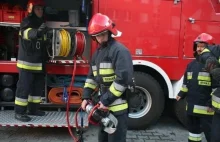 Kraków: przy ul. Żeńców wybuchł pożar. Strażacy od 1.5h szukają hydrantu!