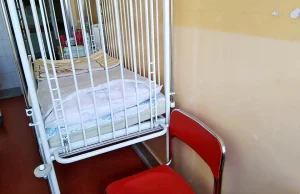 Śpią na krześle przy chorym dziecku. Szpital wysyła ich do hotelu