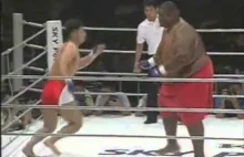 Walka 270 kg zawodnika sumo kontra 76 kg zawodnika MMA