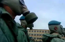 Rosyjscy sołdaci śpiewają hymn w maskach przeciwgazowych