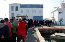 Francja: Kara więzienia dla kierowcy tira, który przemycał migrantów
