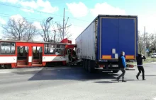 Zderzenie tramwaju z ciężarówką
