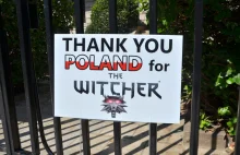 Wiedźmin 3 na bramie ambasady Polski w USA