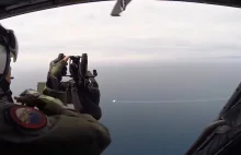 Dron zestrzelony karabinem z pokładu helikoptera. Film na YouTube...