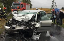 Groźny wypadek pod Bydgoszczą. Autobus PKS wylądował w polu [zdjęcia]