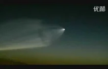 Nocny start rakiety Sojuz widziany z Biszkeku w Kirgistanie