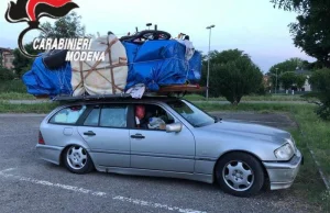 Włochy - Załadował wyposażenie sypialni na dach auta i ruszył w drogę