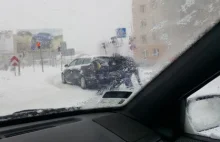 Białystok pod śniegiem. Śnieżyca sparaliżowała ruch w mieście [ZDJĘCIA, WIDEO]