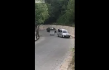 "Czołg Antify" szarżuje na auta w Turcji