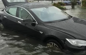 Tesla Model S niczym łódź przepłynęła przez zalany Tunel