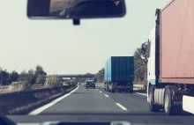 [VIDEO] Ma 22 lata. Jest głuchoniemy i prowadzi ciężarówkę. Niemcy go pokochali.