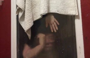 Kobieta uwięziona w oknie podczas próby odzyskania kupy które wczeniej wyrzuciła