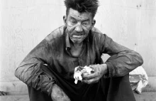 Zdjęcie bezdomnego z 1956 roku (fotograf: Vivian Maier)