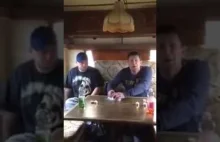 Dwóch gości "próbuje" zjeść Surströmming