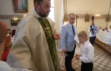 Ksiądz obraził chłopca idącego do komunii. Teraz tłumaczy się ze swoich słów