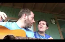 Syn gra na gitarze dla swojej mamy z Alzheimerem.