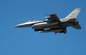 Dane osobowe pilotów samolotów F-16 można znaleźć w sieci. Będą łatwym...