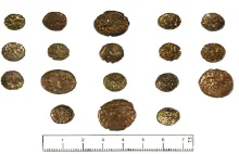 Na polu w Anglii znaleziono skrytkę pełną złotych monet sprzed 2000 lat