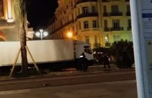 Atak w Nicei - policja ostrzeliwuje ciężarówkę