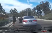 Wideo] Auto wyrzuciło kierowce?