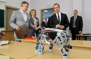 Zamiast rosyjskiego suberrobota premierowi Miedwiediewowi pokazano zestaw Lego