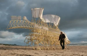 Theo Jansen tworzy nowe "formy życia" napędzane przez wiatr.
