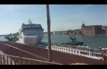 Statek pasażerski MSC Opera uderza w dok.
