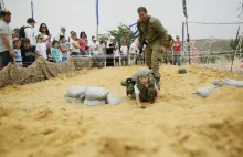 Zdjęcia dzieci wychowywanych na bojowników Izraela. [Eng]