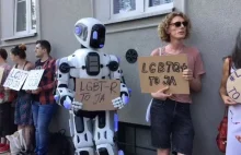 Protest środowisk LGBT pod Gazetą Polską: protestujących zaczął trollować robot