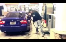 Efektowny taniec podczas tankowania samochodu