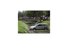 W centrum Kielc samochód "zaparkował" w rzece