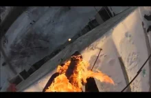 Podpalony Rusek skacze z dachu w kupę śniegu