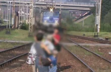 "Samobójcza rodzinka" przy pędzącym pociągu.