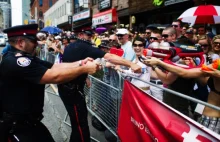 Brutalny policjant na paradzie gejów w Toronto