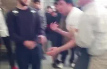 Nauczyciel rozdziela dwóch bijących się studentów