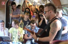 Koncert reggae w kursującym tramwaju. Czego to nie wymyślą