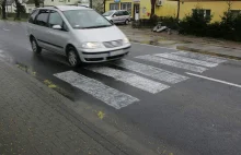 Ktoś sprayem namalował sobie przejście dla pieszych na ruchliwej drodze