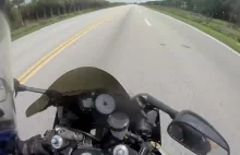 Szaleniec próbuje wielokrotnie staranować motocyklistę