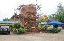 Masywna głowa mnicha postawiona na tajskiej prowincji