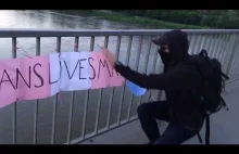 Osoba z zakrytą twarzą zrywa i depcze plakat upamiętniający samobójstwo