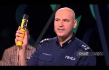 Policjant demonstruje działanie urządzenia badającego stan trzeźwości.