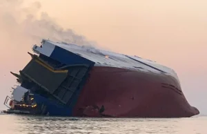 USA. Przewrócił się statek transportujący 4 tysiące samochodów