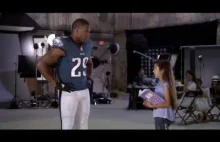 10-latka przeprowadza wywiad z gwiazdami NFL