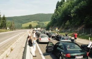 Szersza droga to większy ruch samochodowy czyli Lewis i Mogridge mieli rację