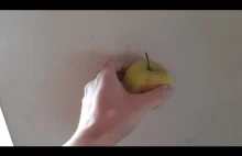 Jak dotknąć jabłkiem ściany