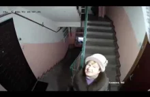 Sąsiedzi niszczą kamerę na klatce schodowej.